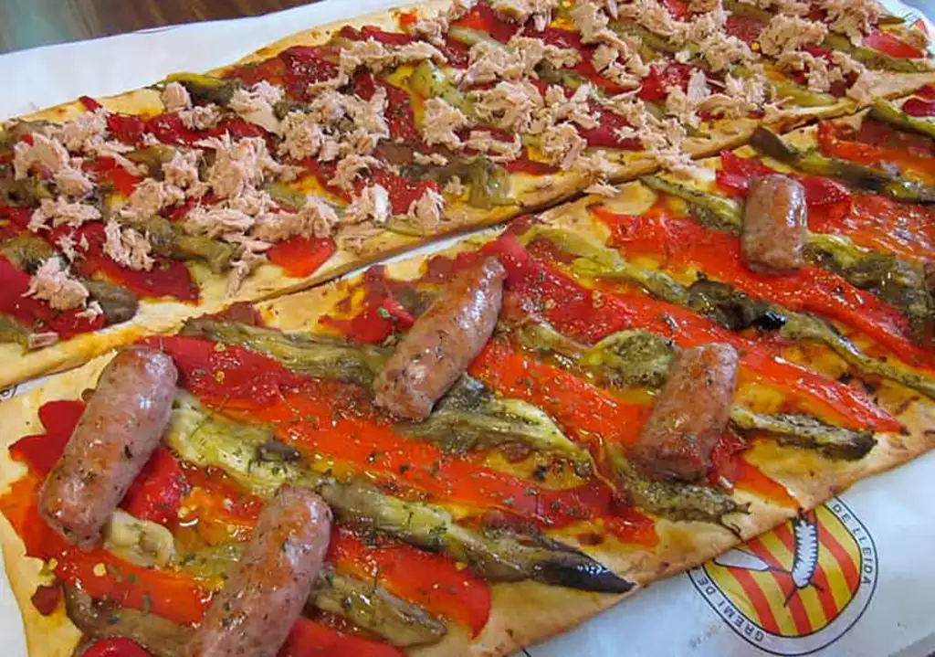 Cóc de llonganissa o de tonyina, i d’escalivada.