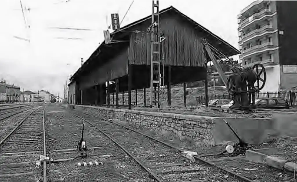 Imatge del moll de càrrega i descàrrega en la qual destaca el cobert de fusta i la grua. (Fotografia: Carles García).