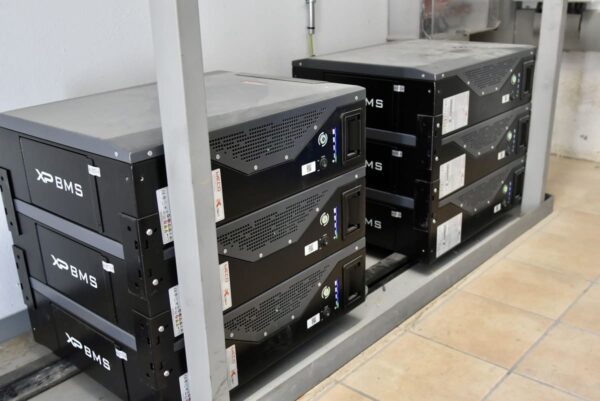 Conjunt de sis bateries de liti de 5,3 kw d'enmagatzematge.