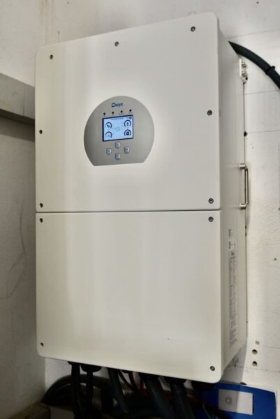Detall de l'inversor hibrid monofàsic DEYE de 16 Kw de capacitat.